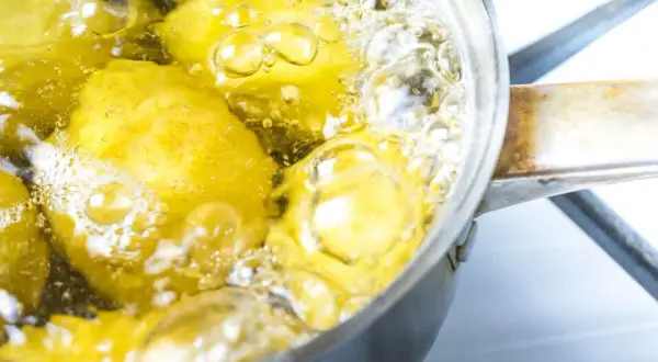 Patate senza buccia che bollono in una pentola. Il tempo di cottura patate lesse senza buccia è quasi terminato, le bollicine indicano che sono pronte.