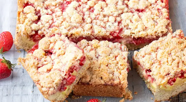 Una deliziosa sbriciolata alle fragole, con una crosta dorata e un ripieno succoso. Perfetta per ogni occasione.