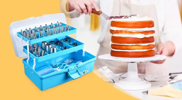 Cassetta azzurra con accessori per decorare torte, inclusi beccucci e formine, accanto a una torta a più strati che viene glassata. Ideale per chi ama la pasta di zucchero.