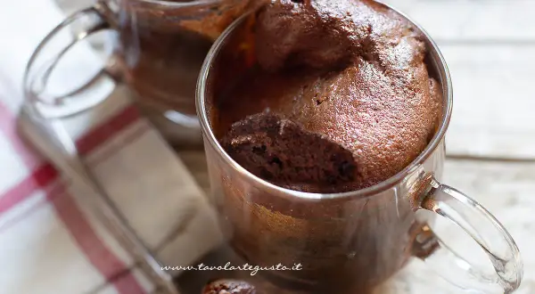 Deliziosa torta in tazza al microonde al cioccolato, soffice e golosa, pronta in pochi minuti.