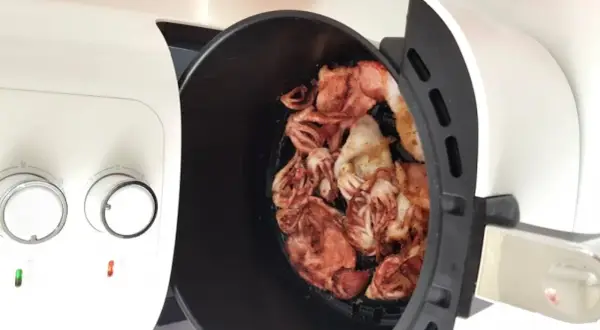 Anelli di totano pronti per essere cotti nella friggitrice ad aria, un modo sano e veloce per gustare questo delizioso piatto.