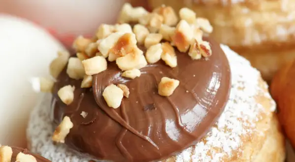 Dolcetti di pasta sfoglia rettangolare, ricoperti di zucchero a velo e generosa crema alla Nutella, guarniti con granella di nocciole croccanti.