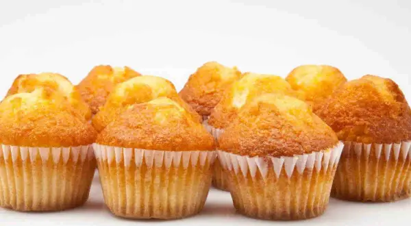 Muffin dorati e soffici, perfetti da preparare nella friggitrice ad aria per una colazione o merenda veloce e golosa.