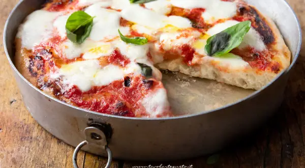 Pizza margherita appena sfornata in friggitrice ad aria, con mozzarella filante e basilico fresco.