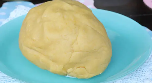 Impasto giallo chiaro, pronto per essere usato come pasta frolla per pastiera sal de riso.