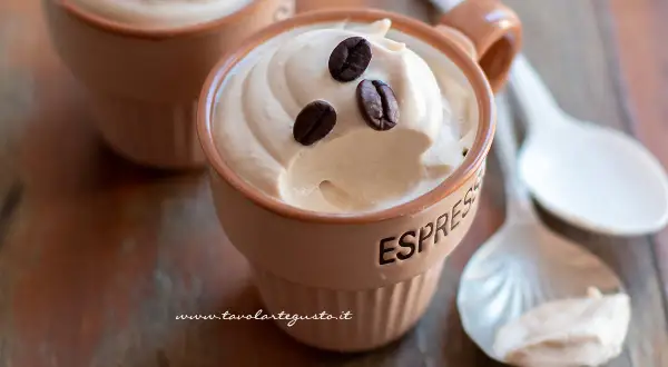 Deliziosa crema al caffè servita in tazzine, guarnita con chicchi di caffè. Perfetta per una pausa golosa.