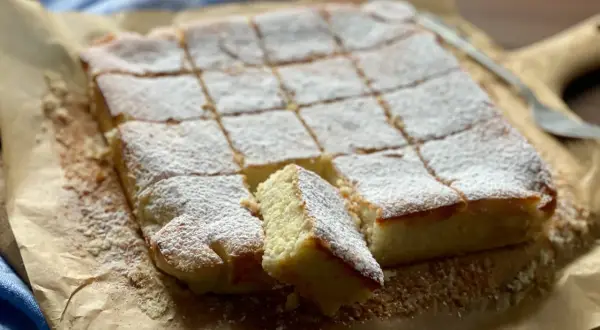 Una deliziosa torta delle monache, tagliata a quadrotti e cosparsa di zucchero a velo, pronta per essere gustata.