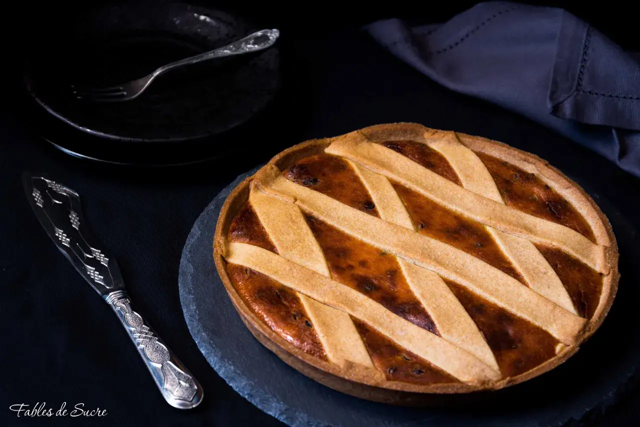 Una deliziosa crostata di ricotta, con la sua crosta dorata e il ripieno invitante, pronta per essere gustata.
