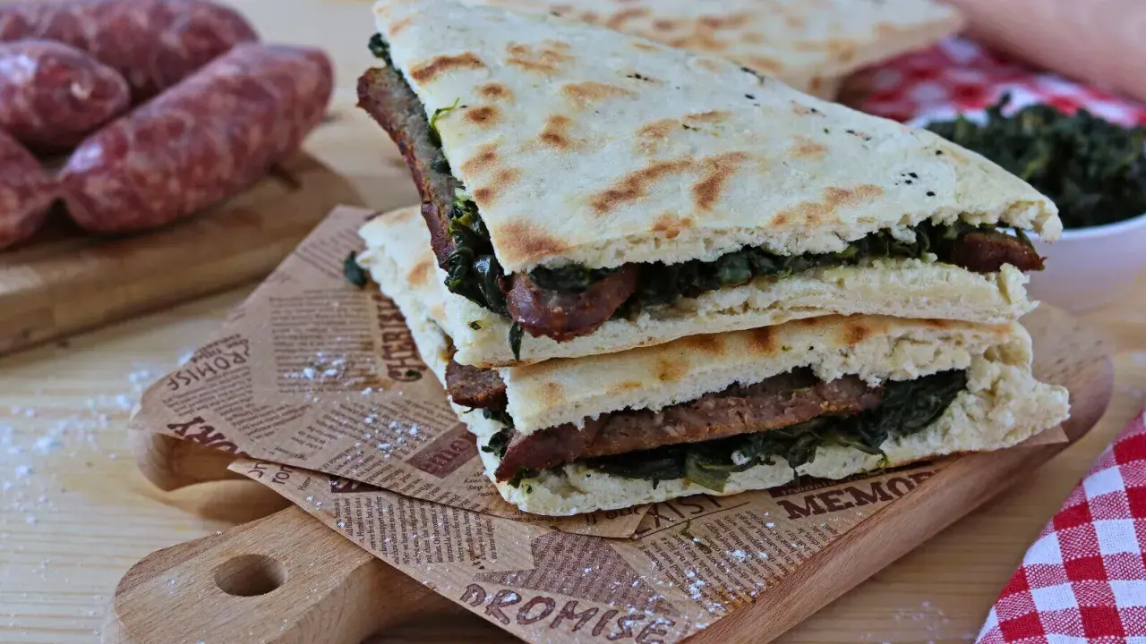 Torta al testo ripiena di salsiccia e verdure, un classico umbro pronto da gustare.