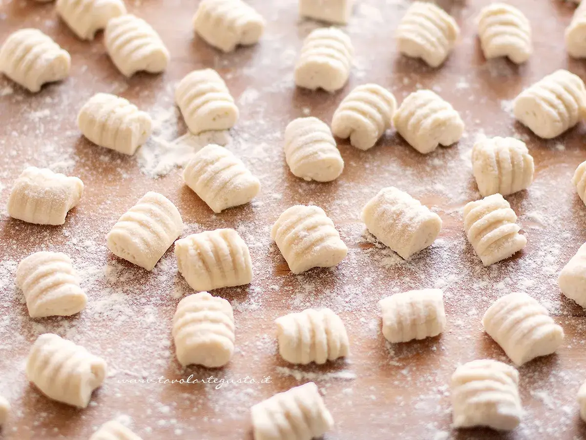 Gnocchi di ricotta freschi, pronti per essere cotti e gustati.