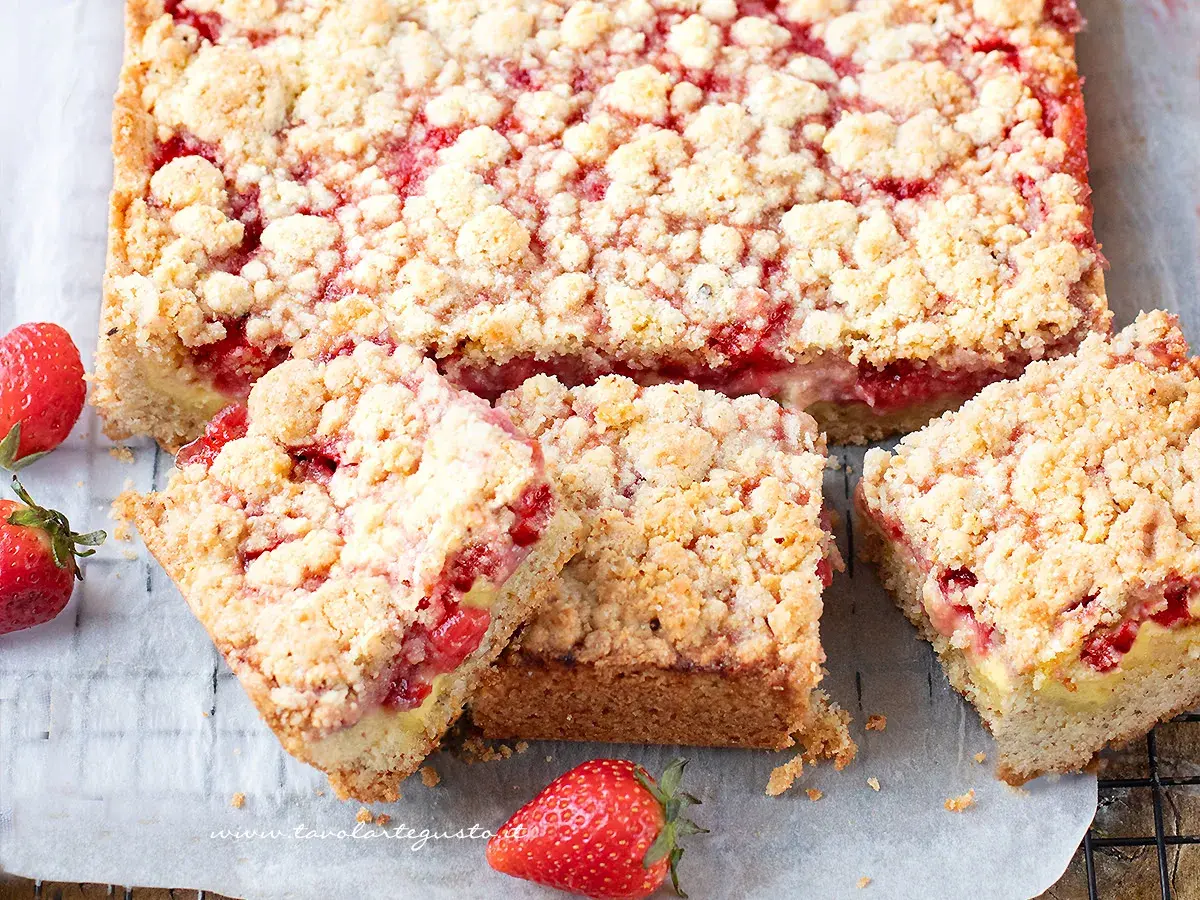 Una deliziosa sbriciolata alle fragole, con una crosta dorata e un ripieno succoso. Perfetta per ogni occasione.