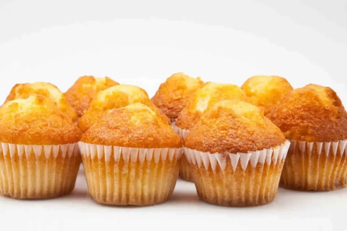 Muffin dorati e soffici, perfetti da preparare nella friggitrice ad aria per una colazione o merenda veloce e golosa.