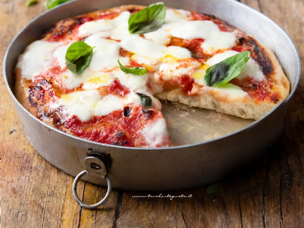 Pizza margherita appena sfornata in friggitrice ad aria, con mozzarella filante e basilico fresco.