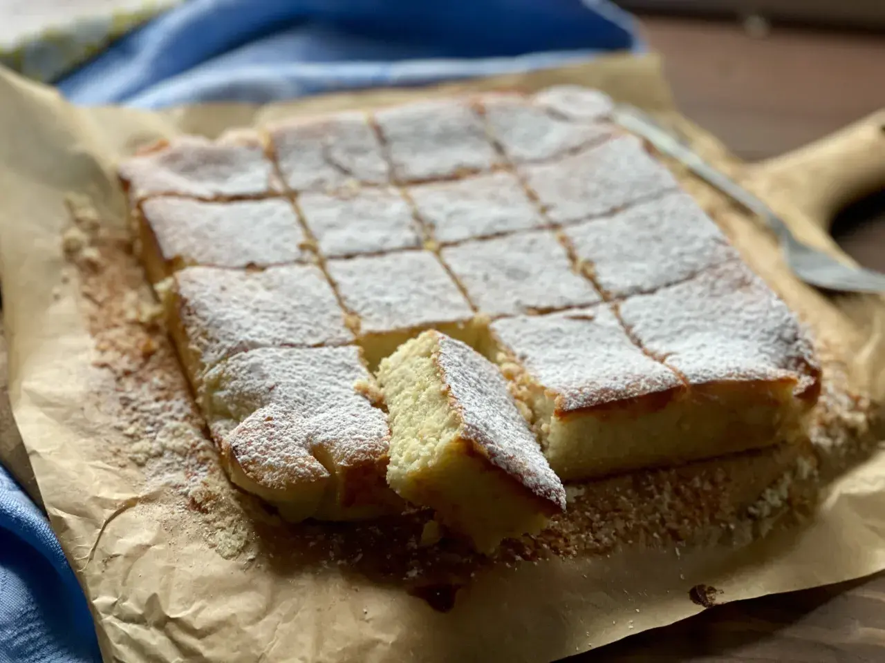 Una deliziosa torta delle monache, tagliata a quadrotti e cosparsa di zucchero a velo, pronta per essere gustata.