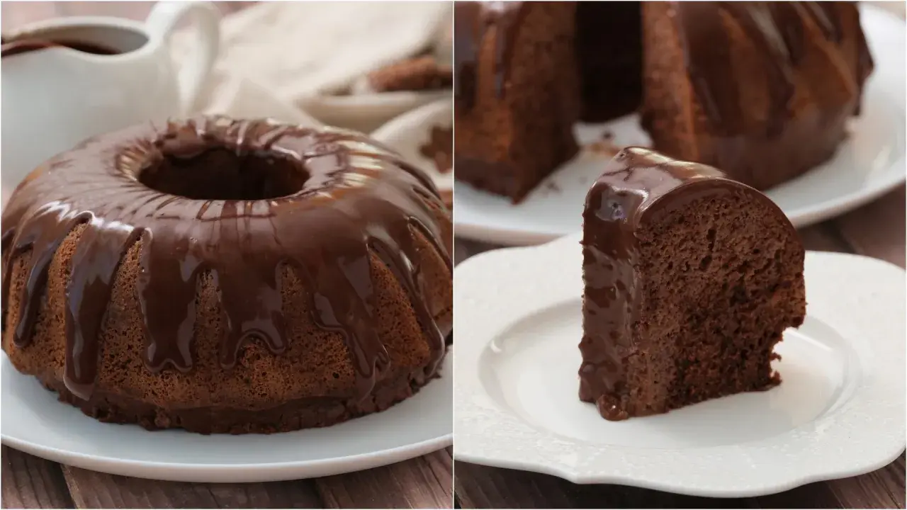 Un goloso ciambellone al cioccolato, intero e una fetta, ricoperti da glassa lucida.