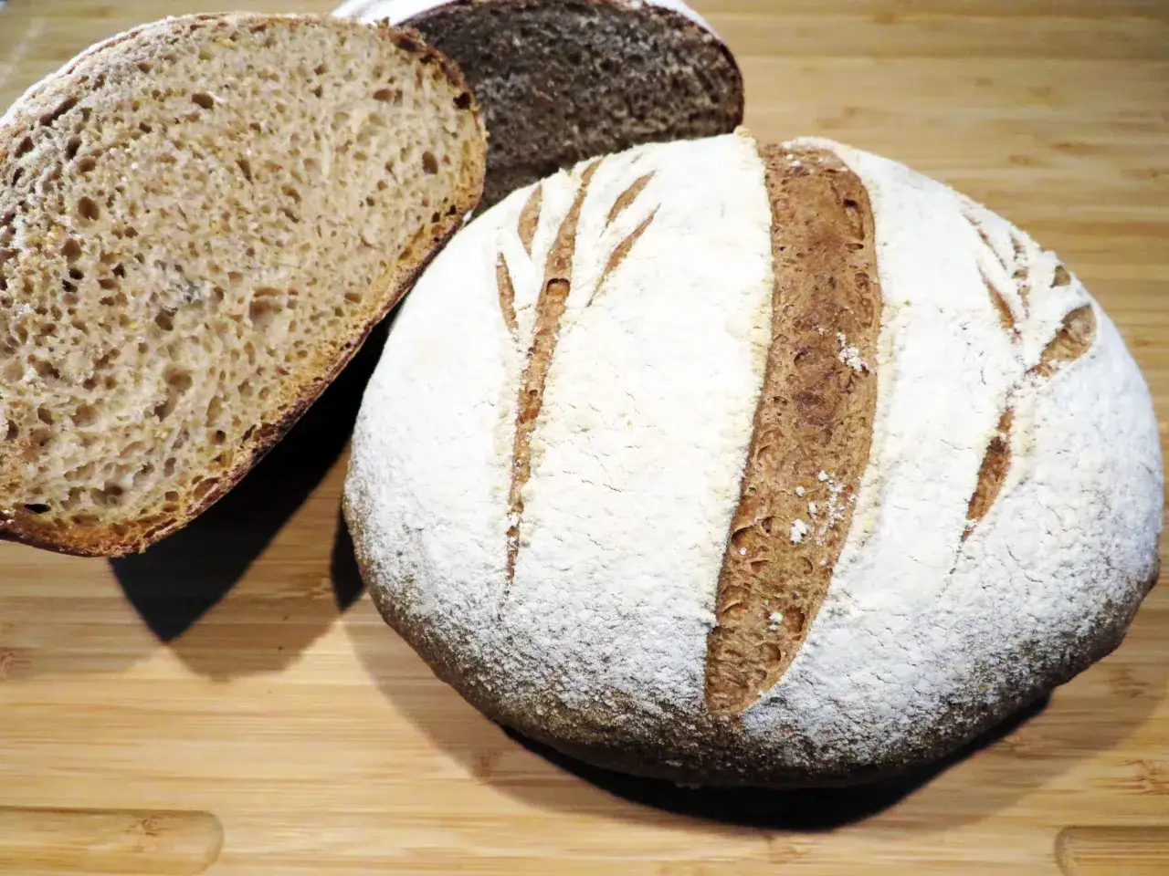Pane fatto in casa con farina 00, con crosta dorata e mollica alveolata. Un pane rustico e profumato, perfetto per ogni pasto.