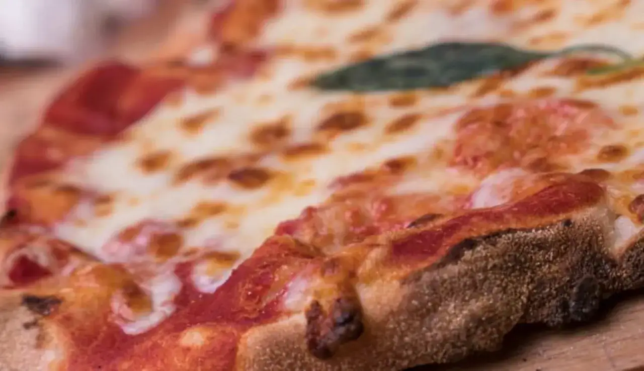 Pizza con lievito di birra, croccante e filante, con pomodoro e mozzarella fusa. Un morso di felicit&agrave;.