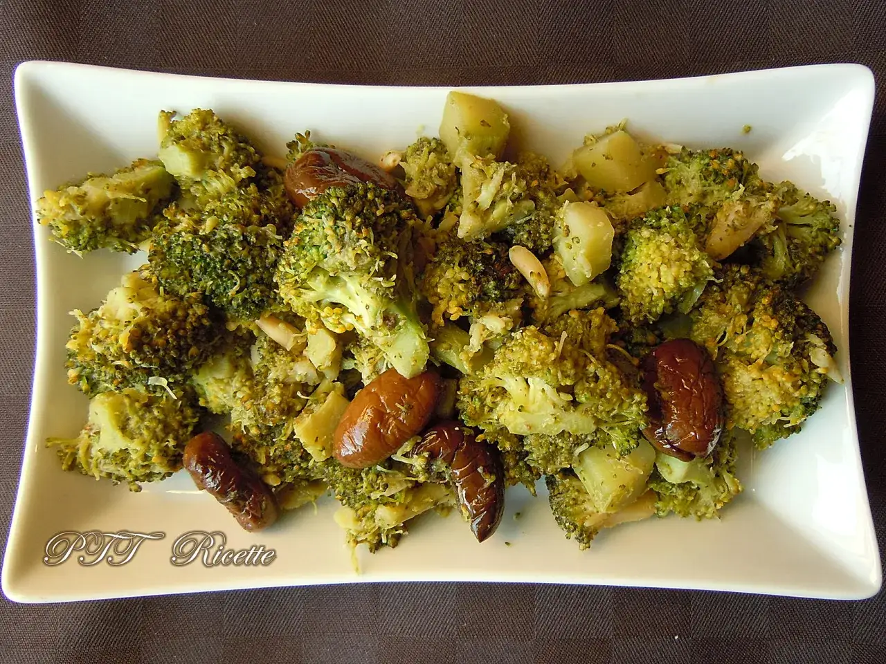 Broccoli in padella con patate e datteri, un contorno saporito e colorato.