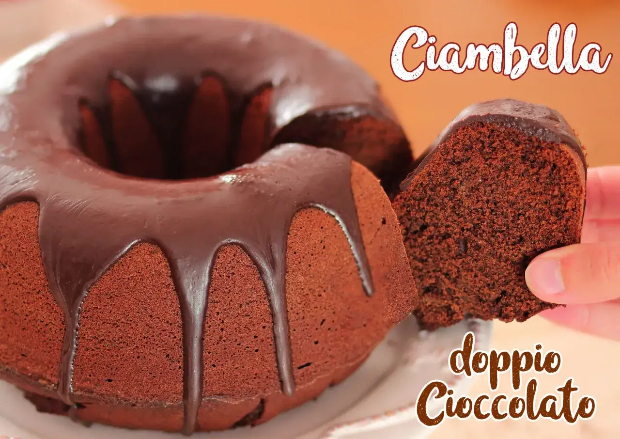 Ciambellone al cioccolato con glassa fondente che cola. Una fetta viene sollevata, rivelando la morbida consistenza interna.