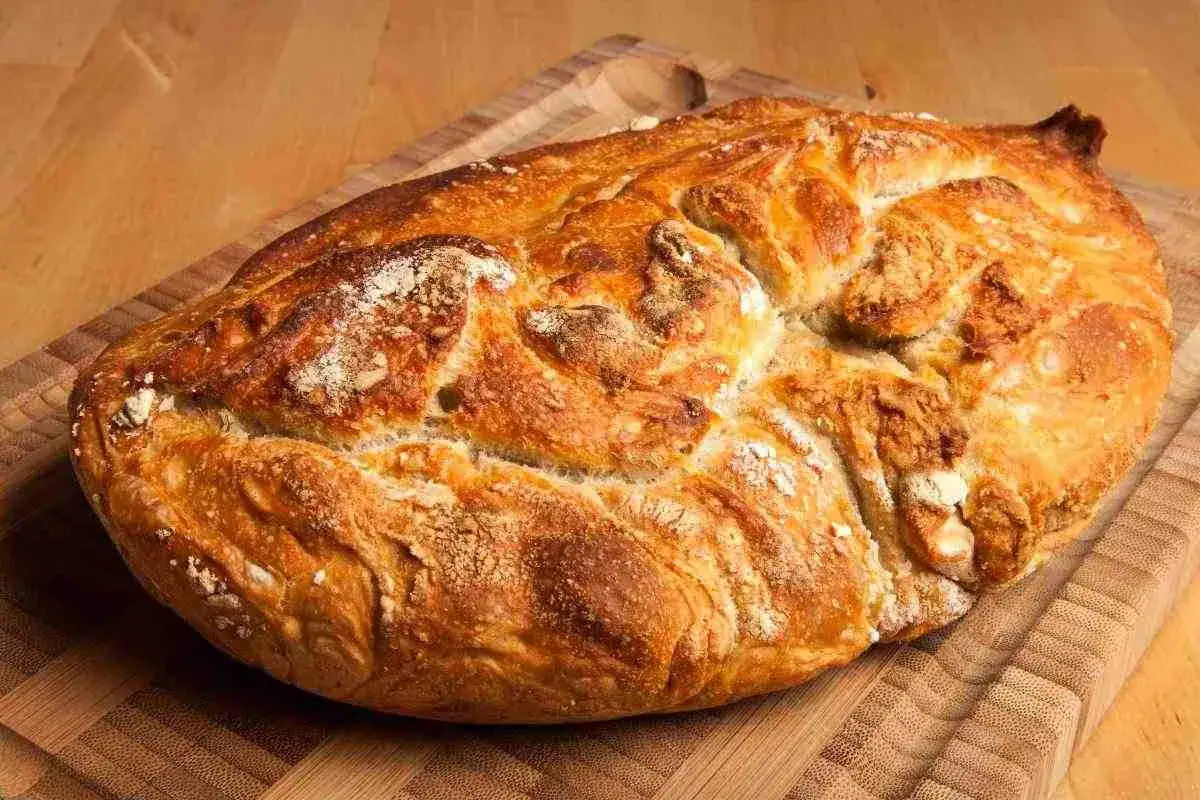 Pane fatto in casa ricetta della nonna: crosta dorata e friabile, profumo invitante. Un classico intramontabile.