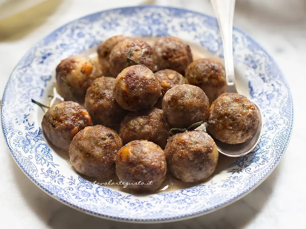 Polpette dorate e succulente, cotte alla perfezione in friggitrice ad aria, servite su un piatto decorato.