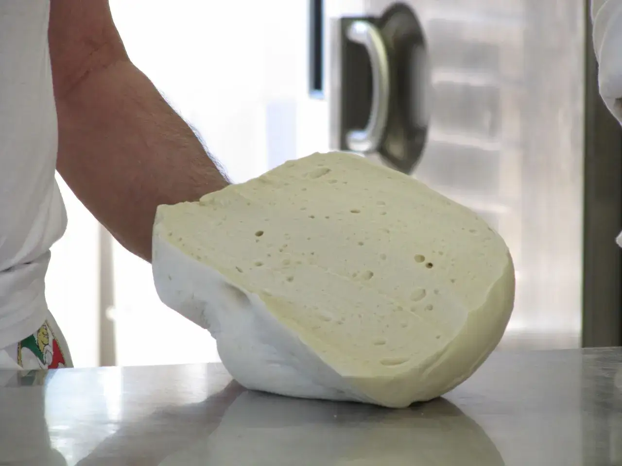 Massa soffice e alveolata, pronta per la lievitazione. Scopri come si fa il lievito madre.
