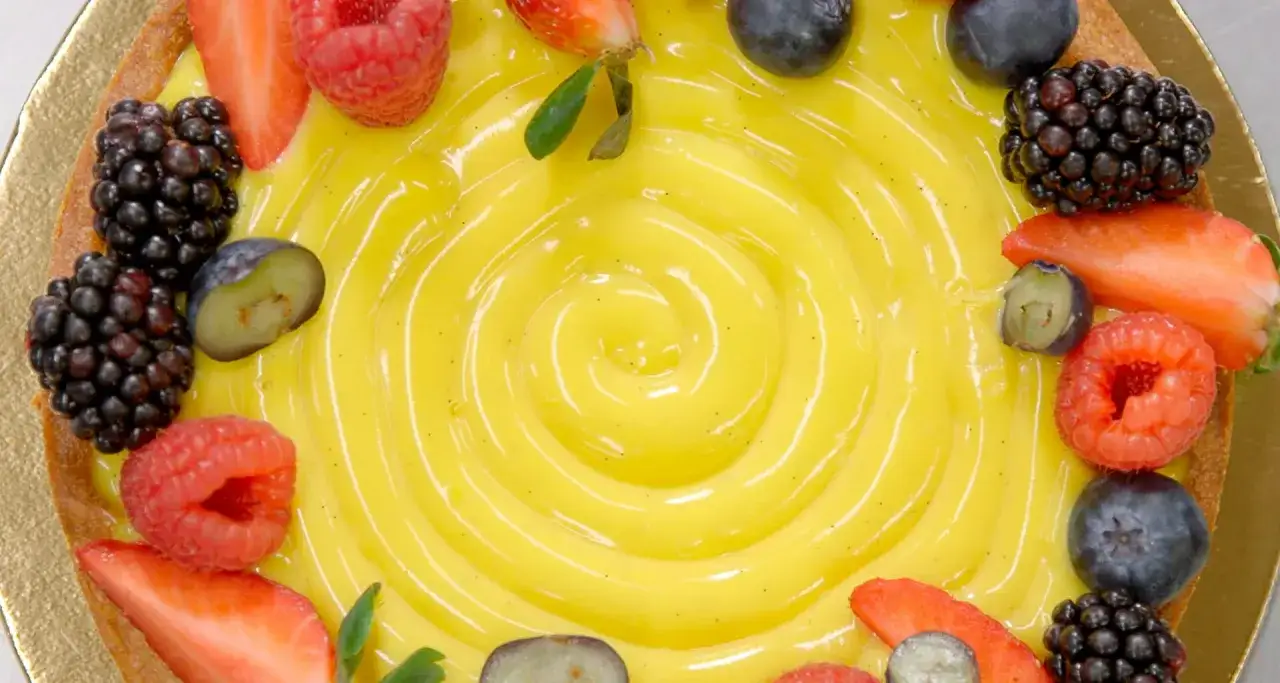 Torta con crema pasticcera e frutti di bosco. Ecco come fare la crema pasticcera perfetta per questa delizia.