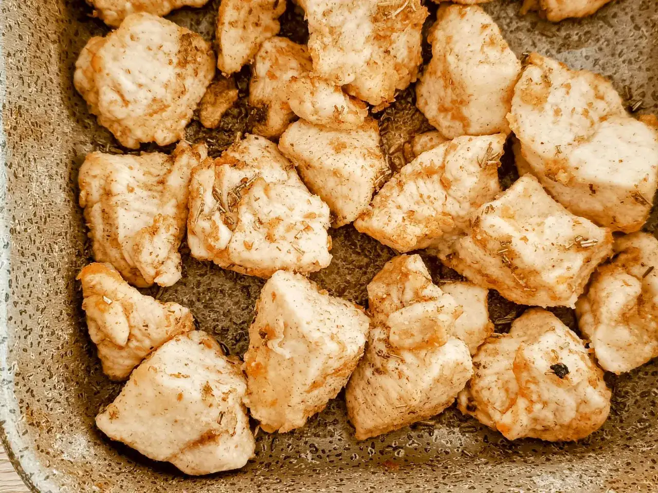 Bocconcini di pollo dorati e croccanti, appena sfornati dalla friggitrice ad aria. Perfetti per un pasto veloce e gustoso.
