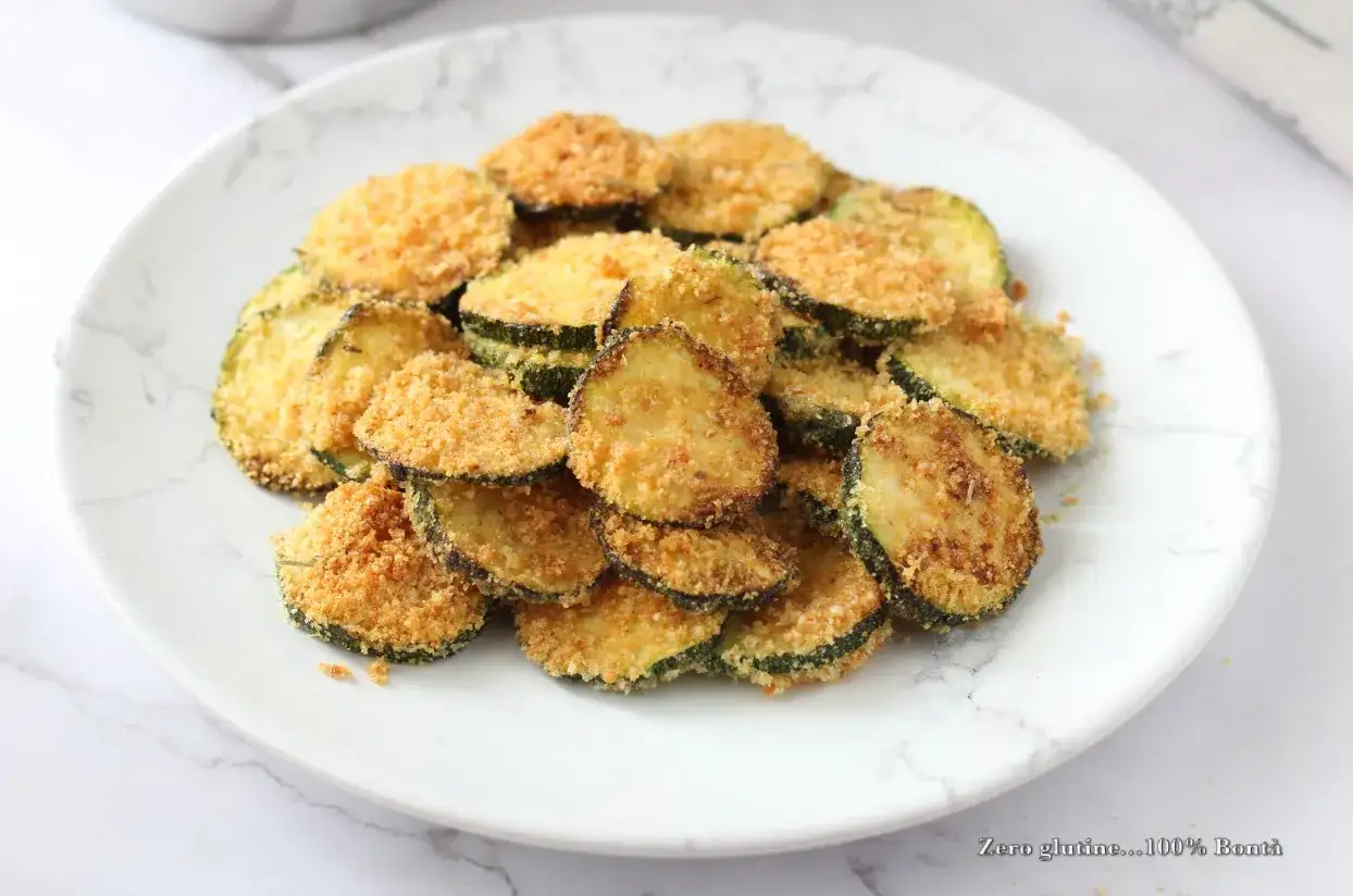 Fettine di zucchine impanate e dorate, cotte in friggitrice ad aria. Croccanti e gustose, perfette come contorno o snack.