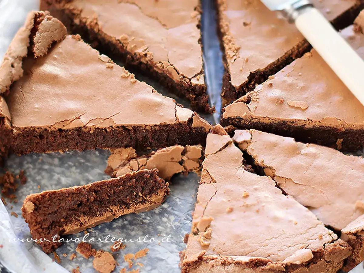 Una fetta di torta al cioccolato morbida, con una crosta croccante e un interno umido, pronta per essere gustata.