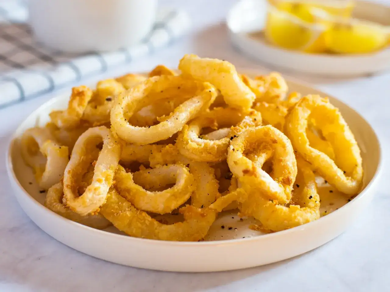 Anelli di totano dorati e croccanti, cotti alla perfezione nella friggitrice ad aria. Un antipasto sfizioso e leggero.