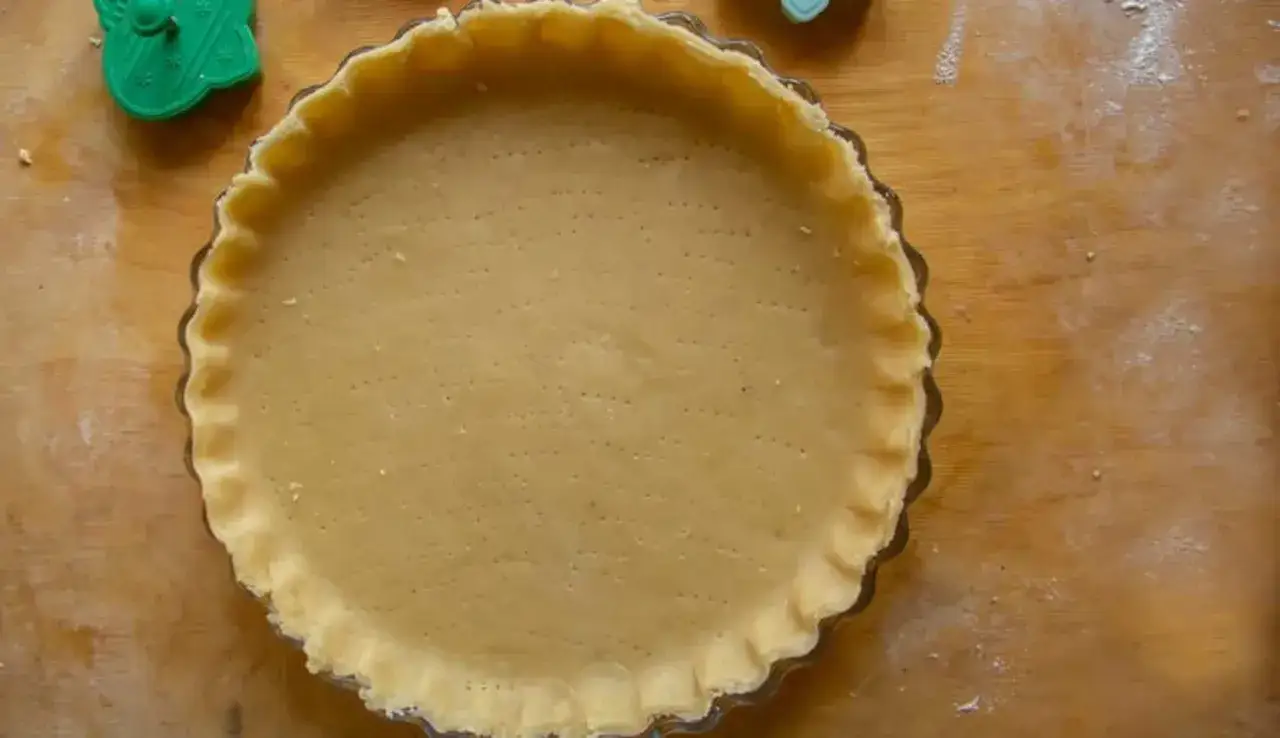 Pasta frolla bimby pronta per essere farcita. La base &egrave; ben stesa e forata, pronta per una deliziosa crostata.