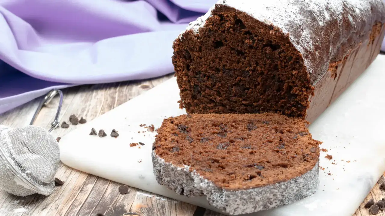 Plumcake al cioccolato con tante gocce di cioccolato, spolverato di zucchero a velo.