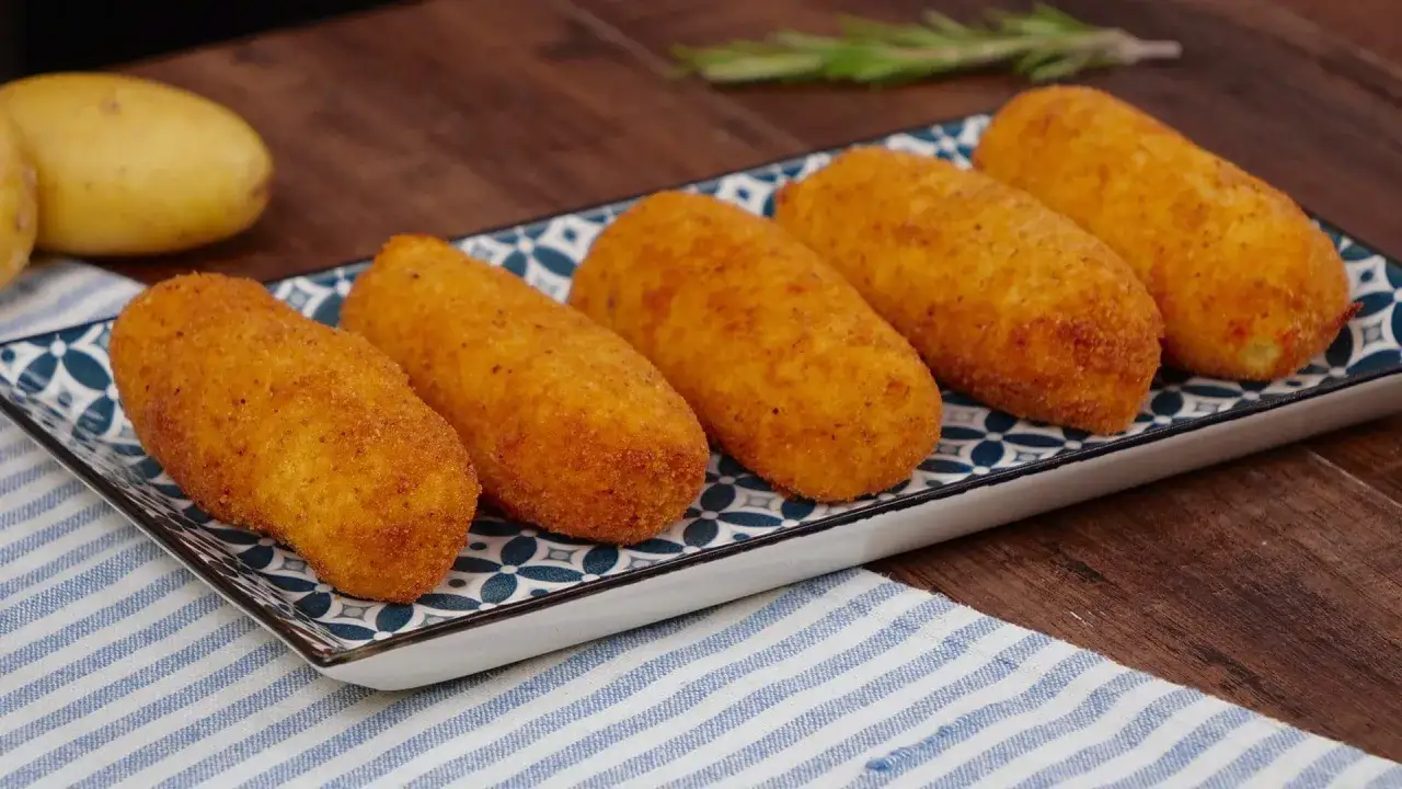 Crocchette di patate dorate e croccanti, perfette per la friggitrice ad aria. Un contorno sfizioso e facile da preparare.