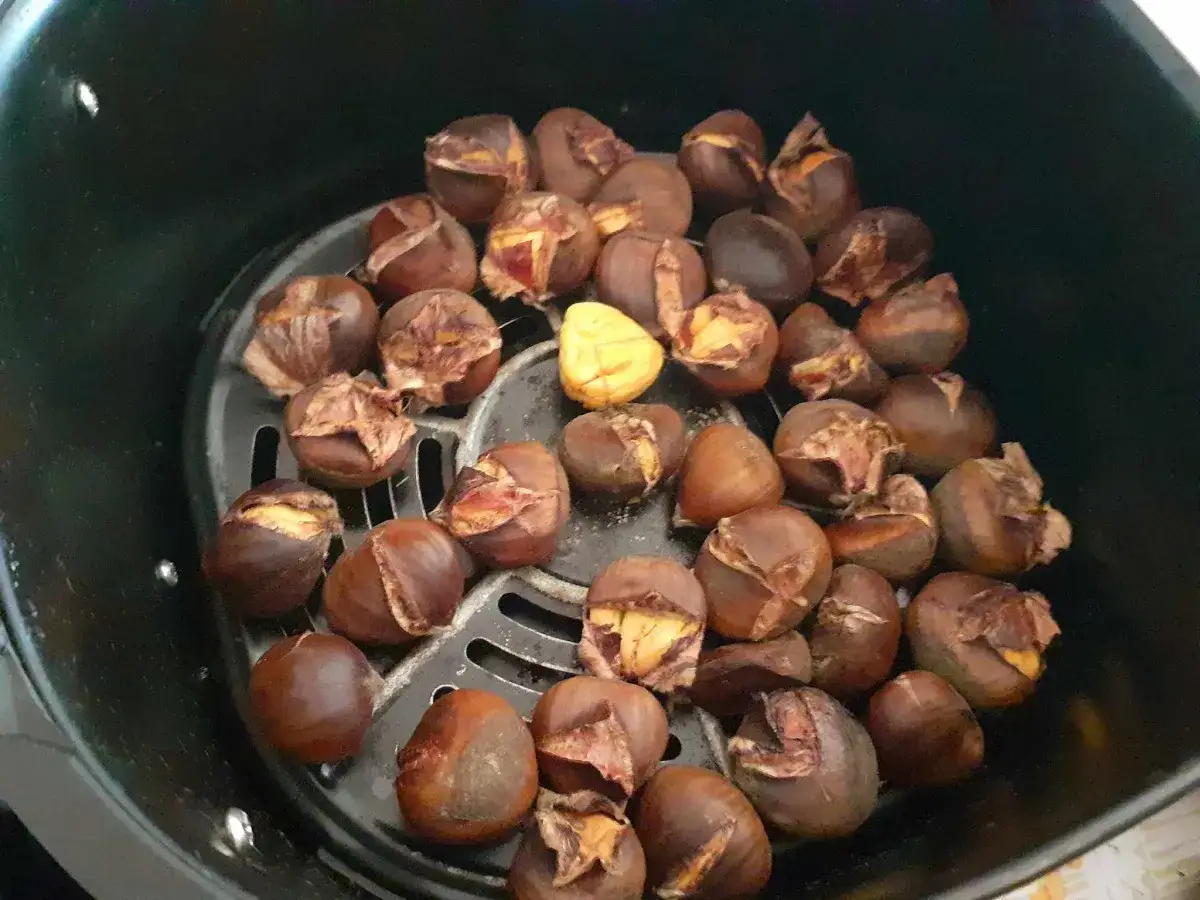 Castagne in friggitrice ad aria, pronte per essere gustate. Una delizia autunnale facile e veloce.