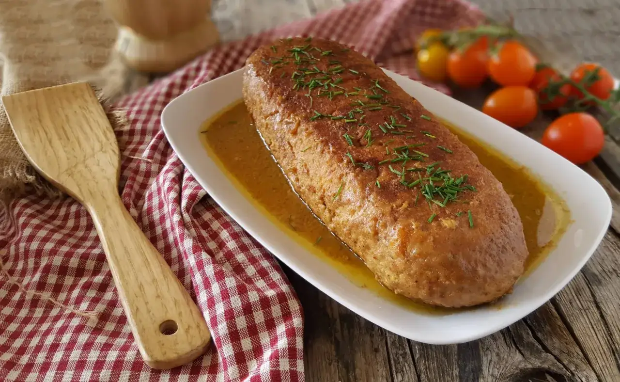 Polpettone dorato e succulento, cotto alla perfezione nella friggitrice ad aria, servito con salsa e erba cipollina.