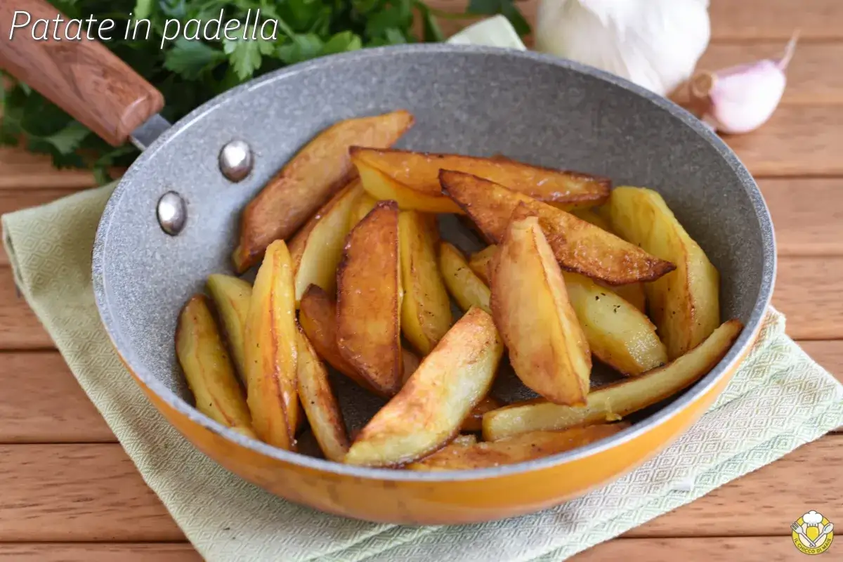 Patate in padella croccanti, dorate e saporite, pronte per essere gustate.