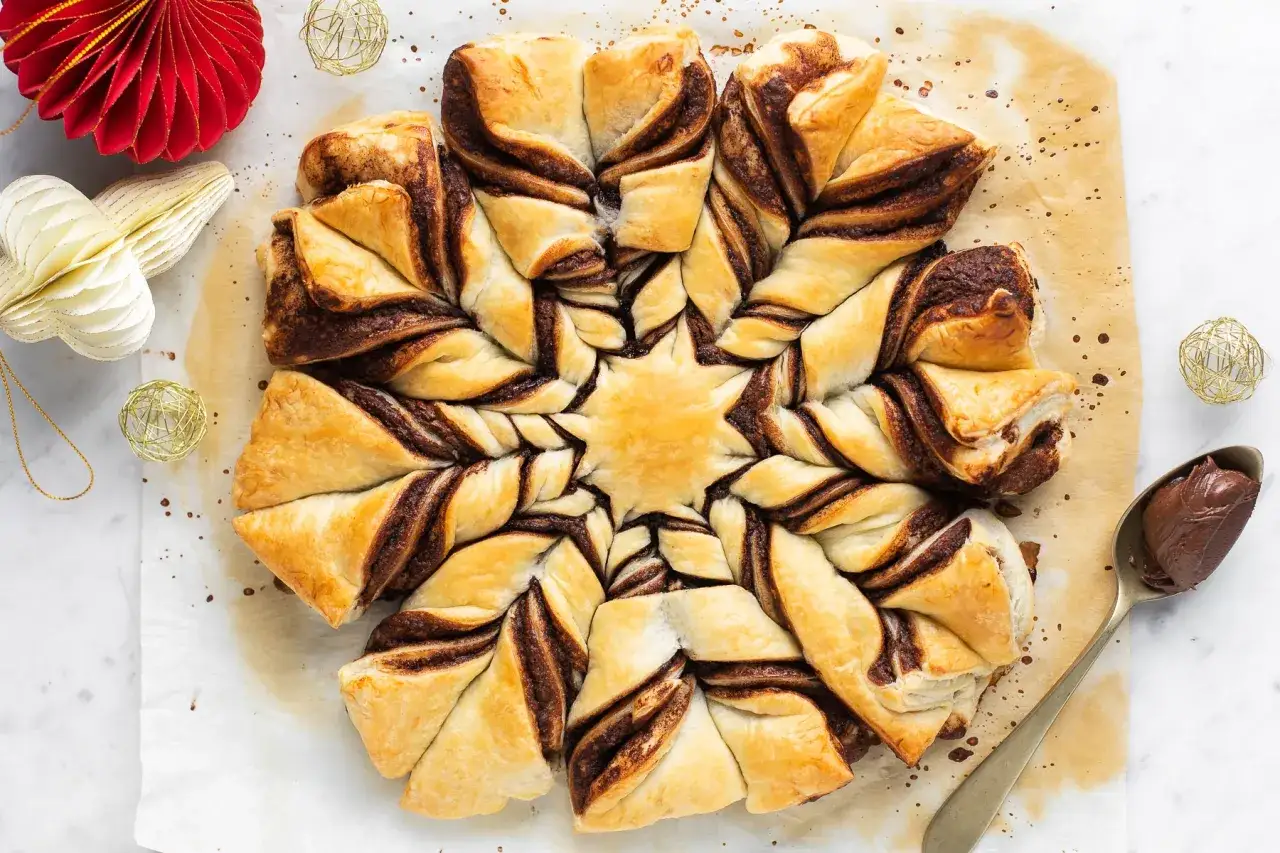 Stella di pasta sfoglia rettangolare con Nutella, pronta per essere gustata.