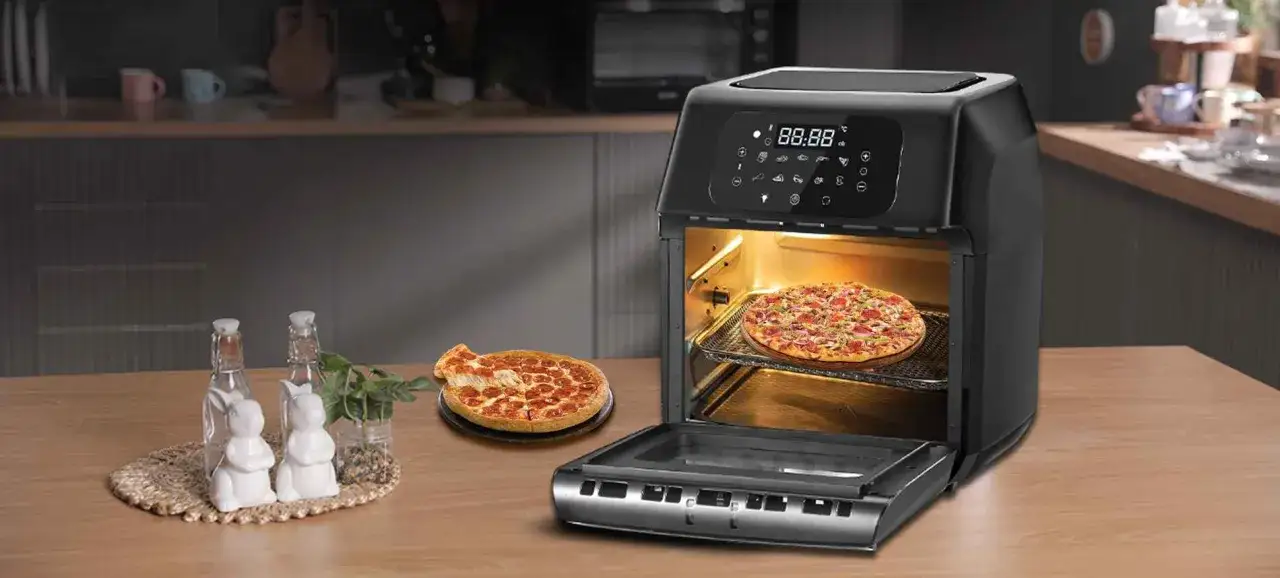 Una pizza appena sfornata nella friggitrice ad aria, con un'altra fetta filante pronta da gustare.