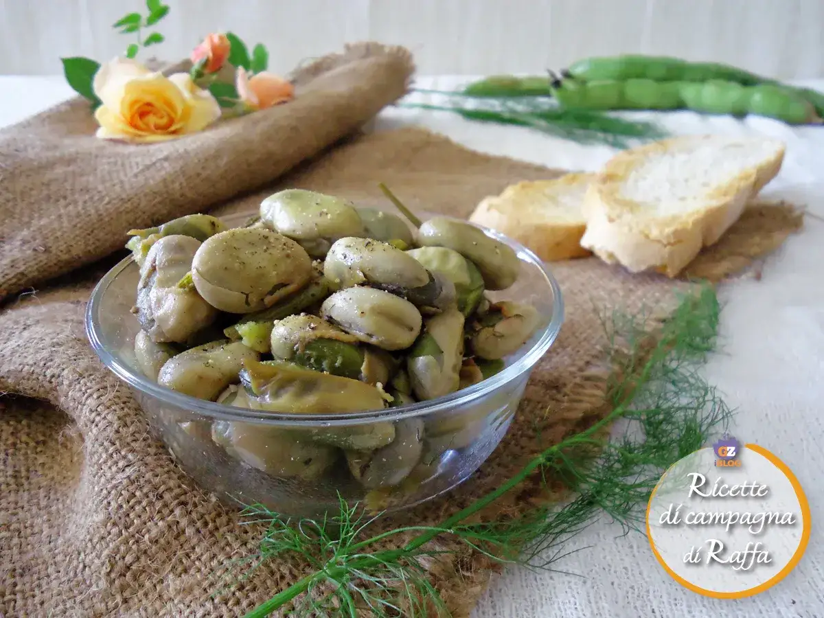 Macco di fave fresche in ciotola di vetro, con pane tostato e fiori.