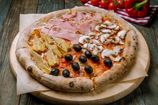 Pizza 4 stagioni con prosciutto, funghi, carciofi e olive nere, un tripudio di sapori che celebra ogni stagione.