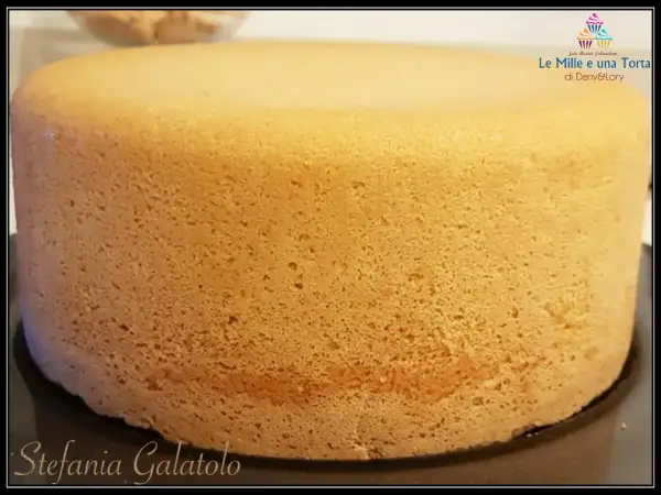 Un pan di spagna sofficissimo con lievito, dalla consistenza ariosa e dorata, pronto per essere farcito.