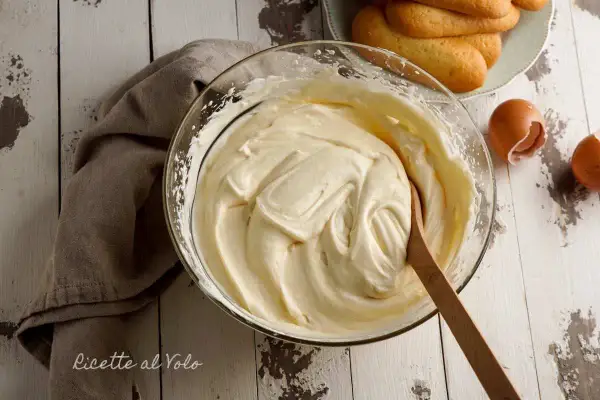 Crema soffice di mascarpone e panna montata, pronta per un delizioso tiramisù.
