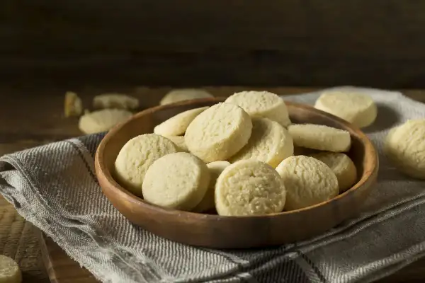 Una ciotola di legno piena di deliziosi biscotti senza uova, perfetti per una pausa dolce.