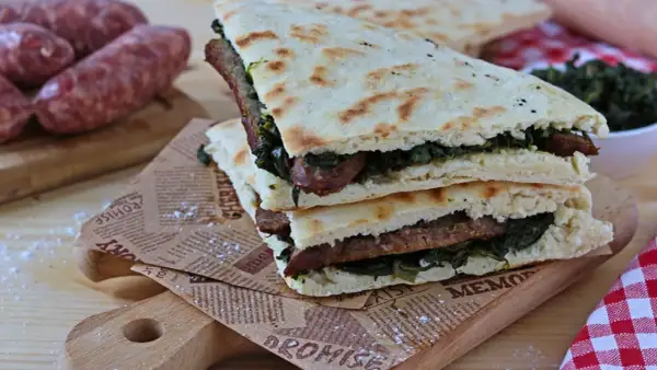 Torta al testo ripiena di salsiccia e verdure, un classico umbro pronto da gustare.