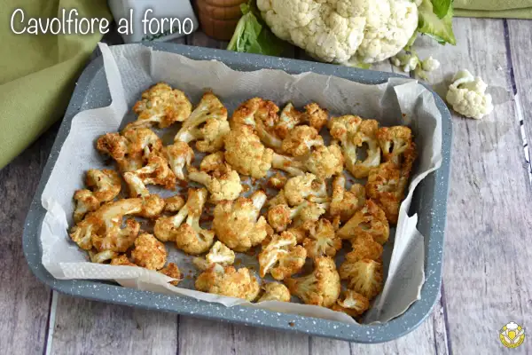 Cavolfiore al forno dorato e croccante, pronto per essere gustato. Un contorno semplice e saporito.