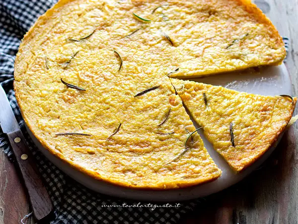 Farinata di ceci dorata e profumata al rosmarino, appena sfornata e tagliata a spicchi.