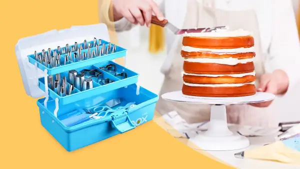 Cassetta azzurra con accessori per decorare torte, inclusi beccucci e formine, accanto a una torta a più strati che viene glassata. Ideale per chi ama la pasta di zucchero.