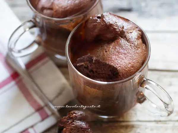 Deliziosa torta in tazza al microonde al cioccolato, soffice e golosa, pronta in pochi minuti.