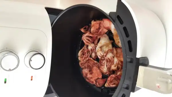 Anelli di totano pronti per essere cotti nella friggitrice ad aria, un modo sano e veloce per gustare questo delizioso piatto.